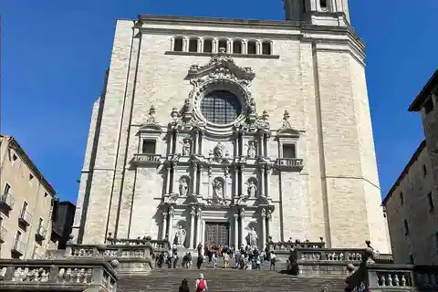 From Barcelona: Gerona and Besalú Guided Tour
