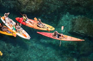 Costa Brava: Kajak, Schnorcheln & Klippenspringen – Kleine Gruppe