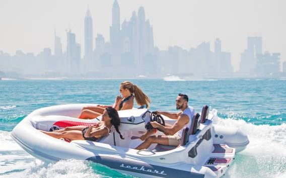 Dubai: Selbstfahrende Bootstour mit Snacks, Schwimmen und Fotos