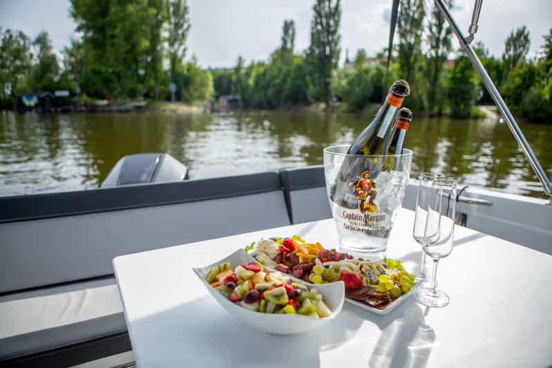 Praha: Vltava-joen yksityinen pikaveneajelu Proseccon kera. | GetYourGuide