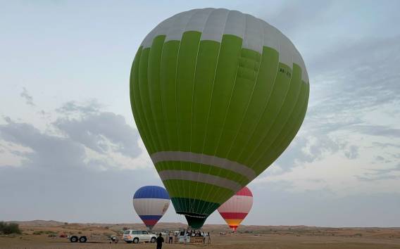Dubai: Heißluftballon mit Kamelritt und Falken-Show