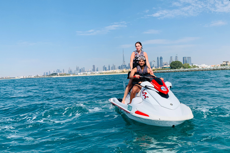 Dubaï : tour en jet ski de 30 min au Burj Al ArabTour en jet ski vers l'hôtel Bulgari