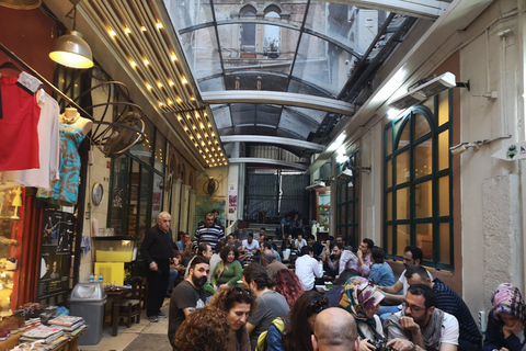 Istanbul: tour guidato a piedi notturno del distretto di Karakoy