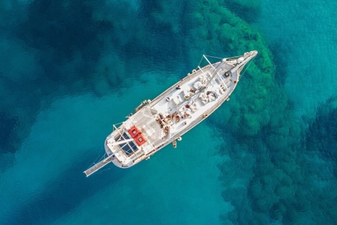Rhodes : Tour en bateau avec plongée en apnée, baignade, déjeuner et boissonsVisite du vieux port de Mandraki