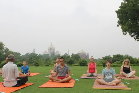 Yoga Tour In The Dhed of Taj di istruttore certificato ad Agra