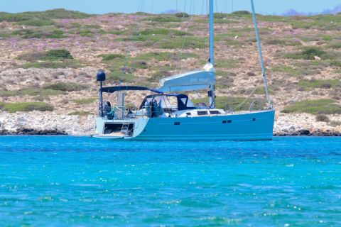 Pireo: gita giornaliera privata a Egina su uno yacht con pranzo