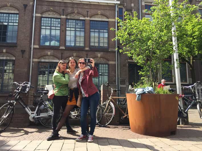 Antwerp: Murder Mystery Interactive City Tour via Whatsapp