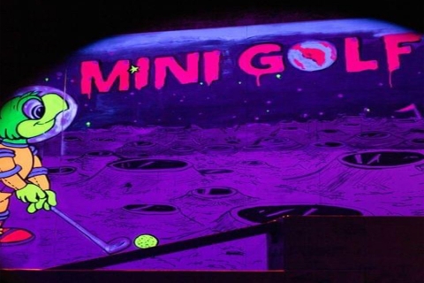 Oporto: Entrada para minigolf cubierto de 18 hoyos con campos de luz ultravioleta