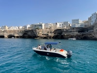 Polignano a Mare, Grottes et Grottes Tour en bateau avec Spritz - Hizvo