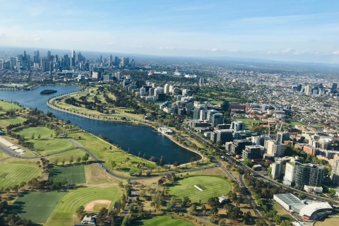 Melbourne: skyline van de stad en panoramische helikoptervlucht over de baai