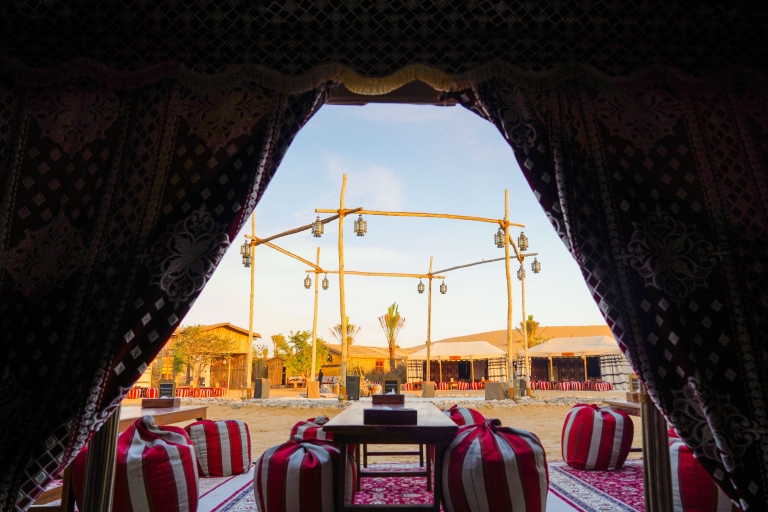 Namiot safari na pustyni w DubajuPustynne safari i dzień w luksusowym obozowisku w stylu VIP