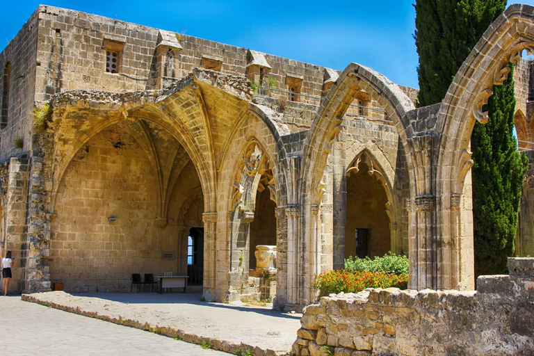 Från Paphos: Kyrenia - St. HilarionKyrenia - St. Hilarion