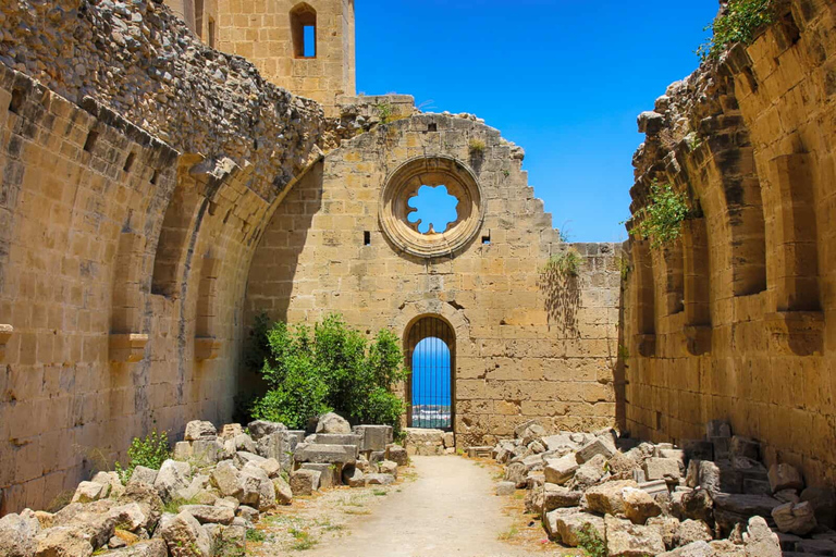 Från Paphos: Kyrenia - St. HilarionKyrenia - St. Hilarion