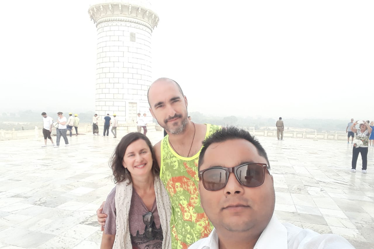 Visite privée du Tajmahal et du fort d'Agra depuis Delhi en voitureTransport, déjeuner, billets d'entrée aux monuments, services de guide inclus.