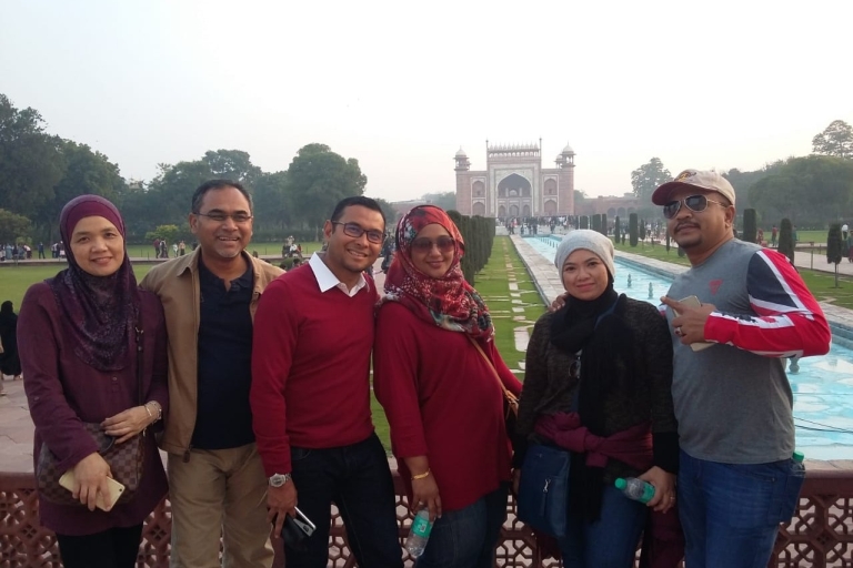 Visite privée du Tajmahal et du fort d'Agra depuis Delhi en voitureTransport, déjeuner, billets d'entrée aux monuments, services de guide inclus.