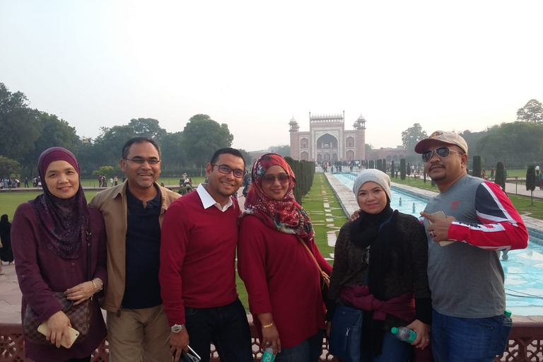 Visite privée du Tajmahal et du fort d'Agra depuis Delhi en voitureTransport, déjeuner, billets d'entrée aux monuments, services de guide inclus.