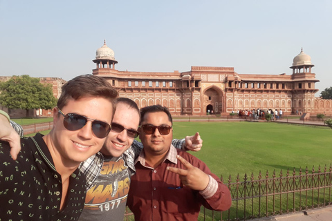 Visite privée du Tajmahal et du fort d'Agra depuis Delhi en voitureTransport, déjeuner, billets d'entrée aux monuments, services de guide inclus.