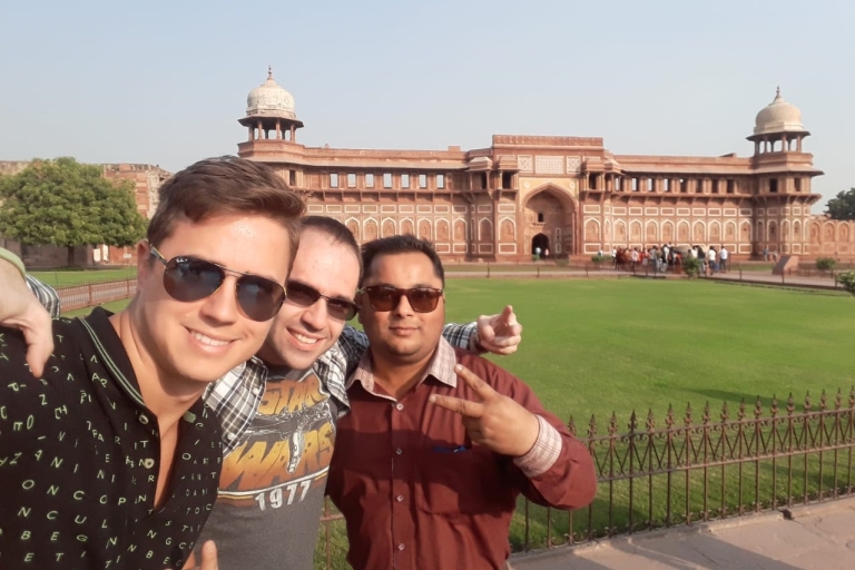 Visite privée du Tajmahal et du fort d'Agra depuis Delhi en voitureTransport, déjeuner, billets d'entrée aux monuments, services de guide inclus.