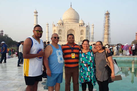 Visite privée du Tajmahal et du fort d'Agra depuis Delhi en voitureTransport, déjeuner, billets d'entrée aux monuments, services de guide inclus.