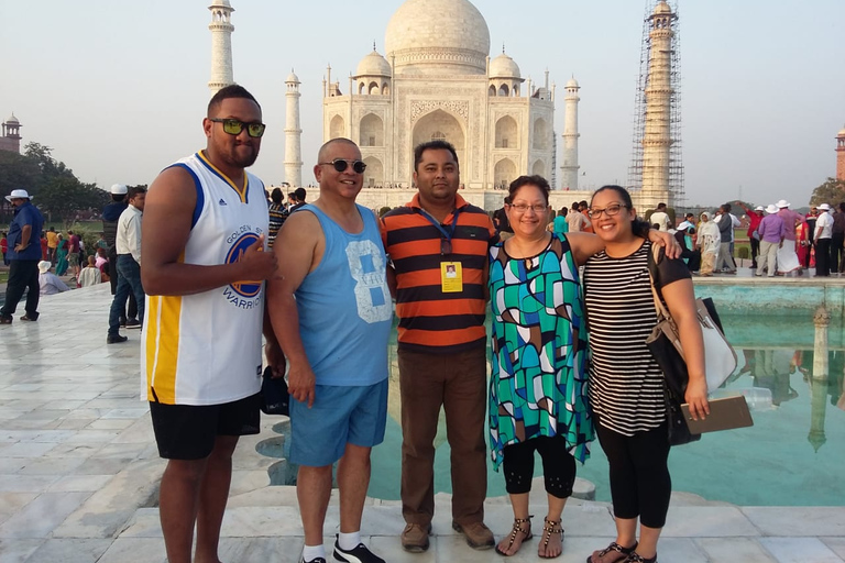 Visite privée du Tajmahal et du fort d'Agra depuis Delhi en voitureTransport, déjeuner, billets d'entrée aux monuments, services de guide inclus.