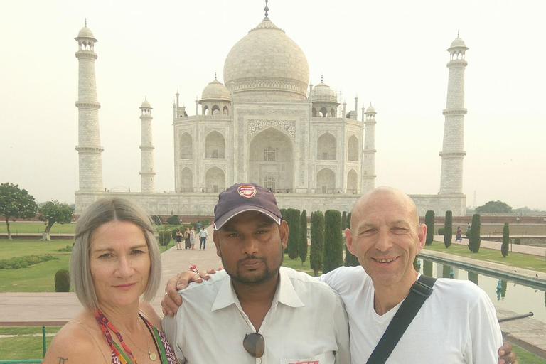 Visite privée du Tajmahal et du fort d'Agra depuis Delhi en voitureTransport, déjeuner, billets d'entrée aux monuments, services de guide inclus.