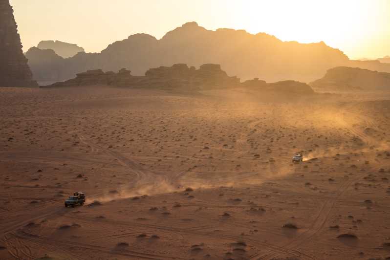 Au départ de Wadi Rum : visite nocturne de 8 heures en jeep avec repas et séjour d'une nuit