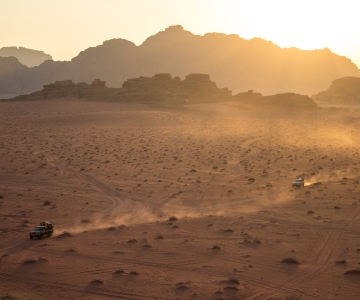 Au départ de Wadi Rum : visite nocturne de 8 heures en jeep avec repas et séjour d'une nuit