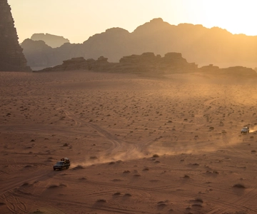 De Wadi Rum: 8 horas de tour de jipe com refeição e estadia de uma noite