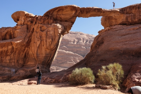 Ab Wadi Rum: 8-stündige Jeeptour mit Mahlzeit und einer Übernachtung