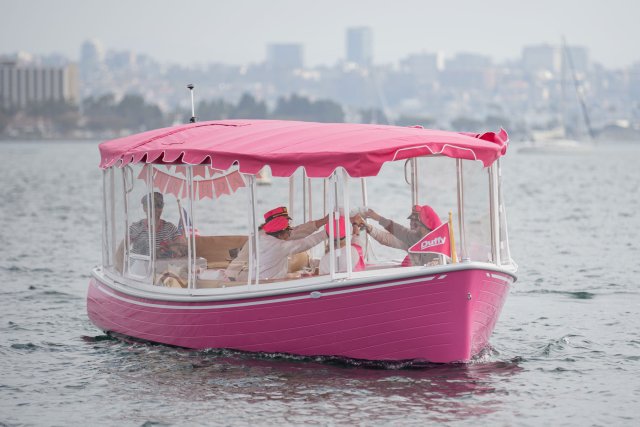 Pinke Party-Bootstour in der Bucht von San Diego! Barbie Tour