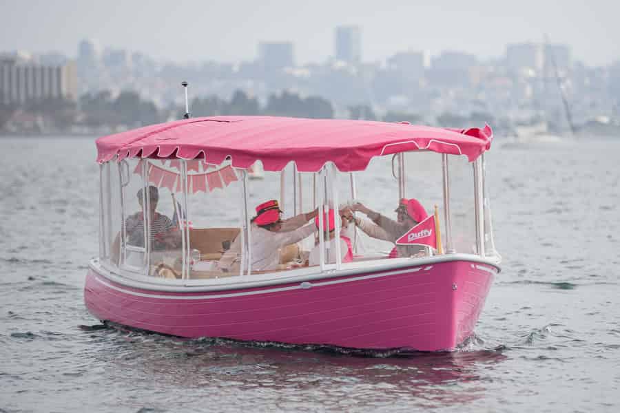 Pinke private Bootstour in San Diego! Bachelorette Geburtstag. Foto: GetYourGuide