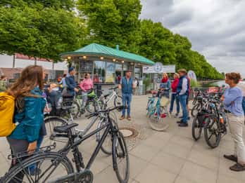 Hannover: Guided Bike Tour for Foodies with Tastings