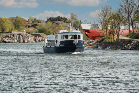 From Helsinki: Ferry Ride to Suomenlinna & Walking Tour
