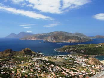 From Cefalù: Lipari and Vulcano Tour with Boat Trip