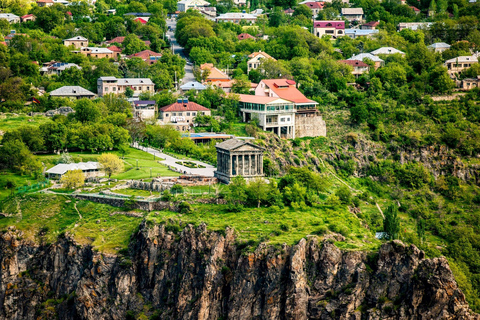 Découvrez le temple de Garni Pagon et le monastère troglodytique de Geghard.