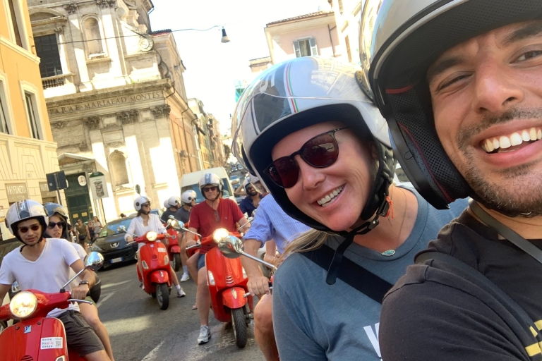 Rome : visite guidée privée en Vespa avec chauffeur en optionVespa avec chauffeur