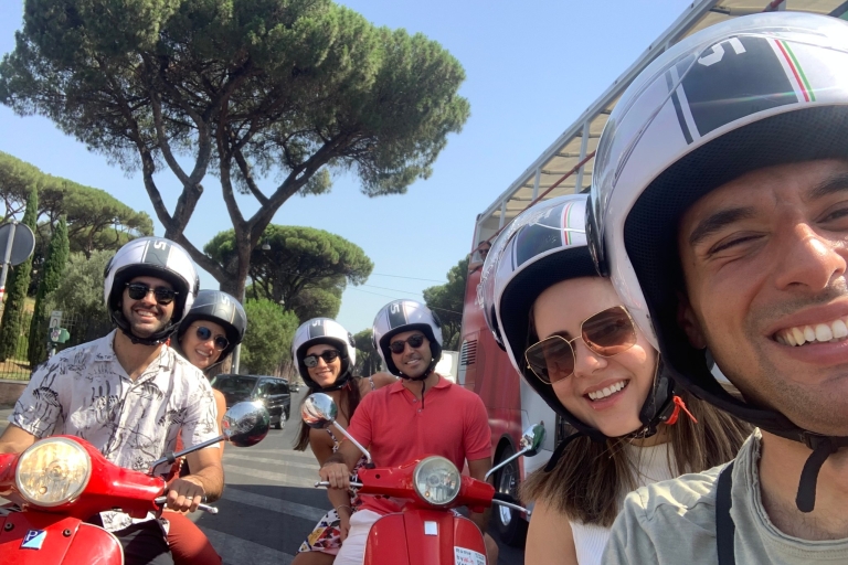 Rome : visite guidée privée en Vespa avec chauffeur en optionVespa avec chauffeur