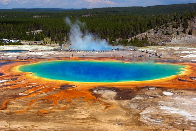 Visit Yellowstone Day Tour with Lake Cruise, Wildlife, and Lunch in West Yellowstone, Montana