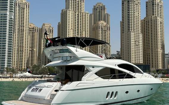 Dubai: Private Yacht Sightseeing Cruise mit Badestopp
