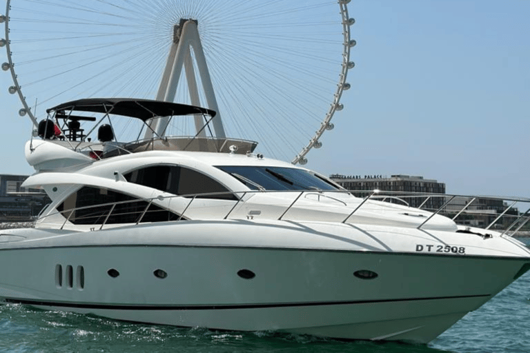 Dubai: Scenisk kryssning med privat yacht och badstoppDubai: Privat sightseeingkryssning med yacht i 01 timme