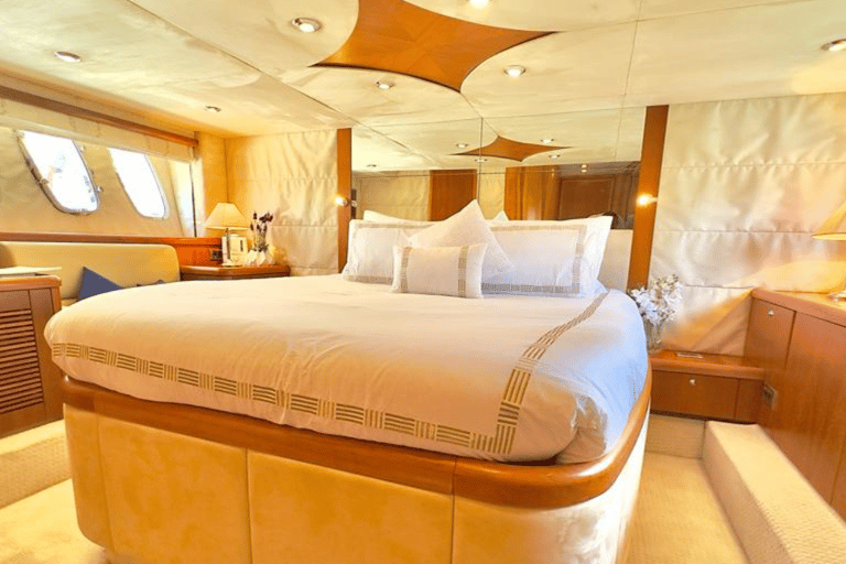 Dubai: Scenisk kryssning med privat yacht och badstoppDubai: Privat sightseeingkryssning med yacht i 01 timme