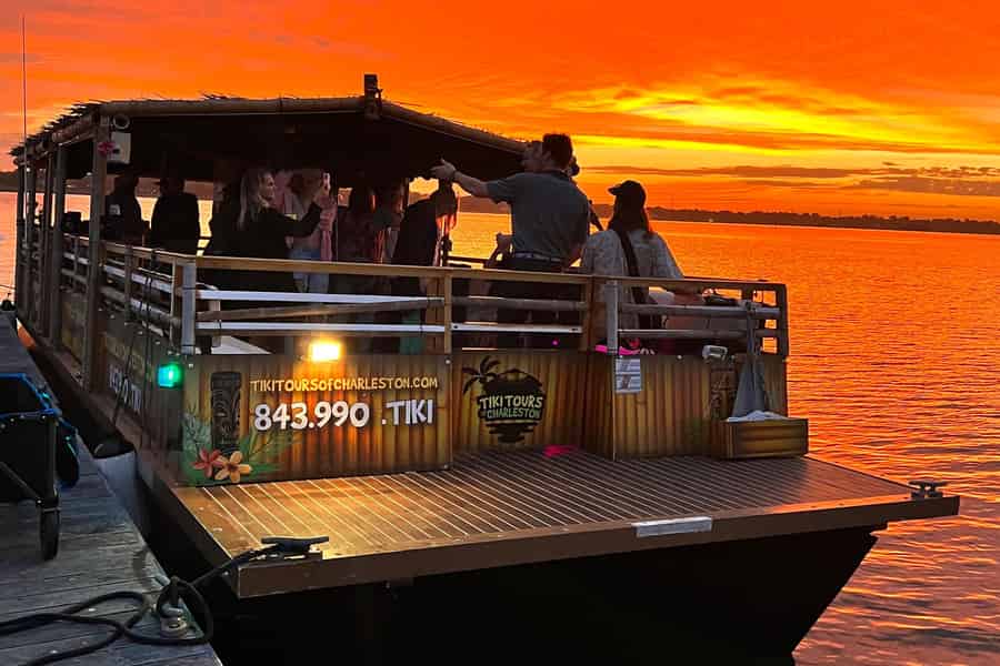 Charleston: Tiki-Bootstour im Abendrot mit Spielen und Preisen. Foto: GetYourGuide Charleston: Tiki-Bootstour im Abendrot mit Spielen und Preisen. Foto: GetYourGuide