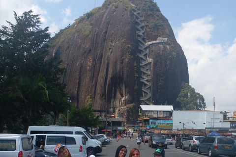 Tour Peñol-Guatape privado: con pranzo, aperitivo e boteTour Peñol Guatape Privado Con Bote