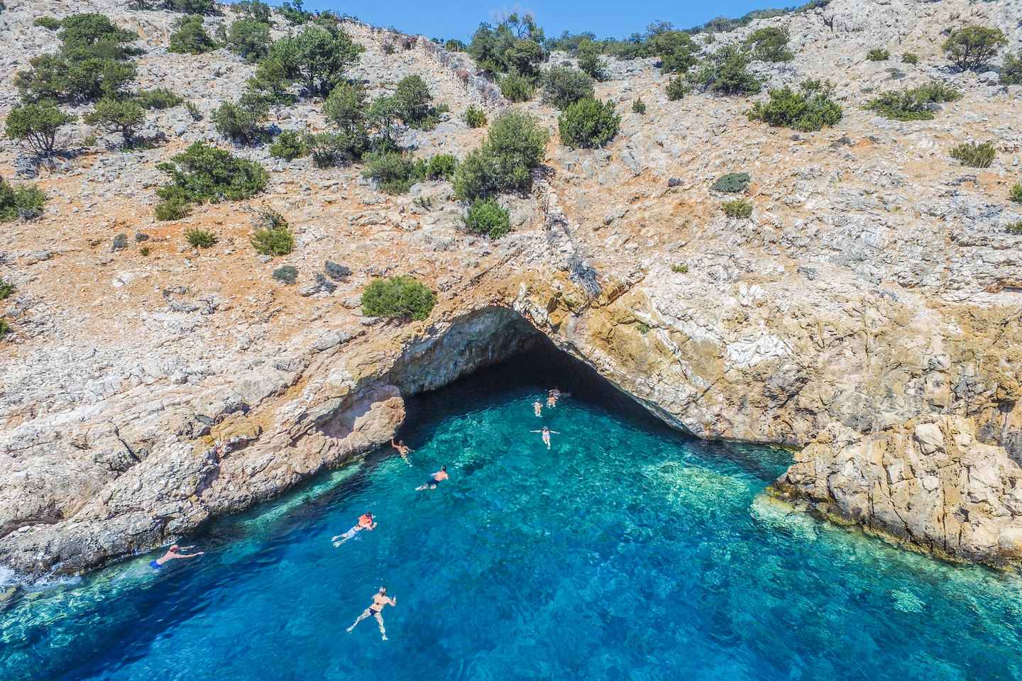 アグ・アンナ発：リナの洞窟とクルーズ体験