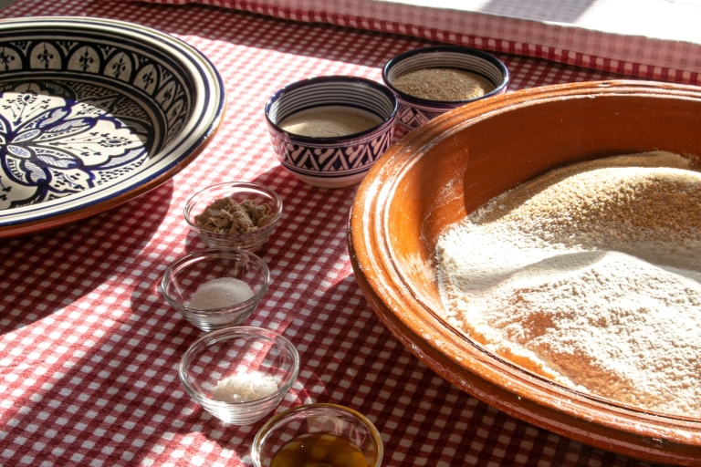 Experiencia culinaria marroquí 3 en 1Tánger: Experiencia culinaria en el Tagine de Pollo y Aceitunas