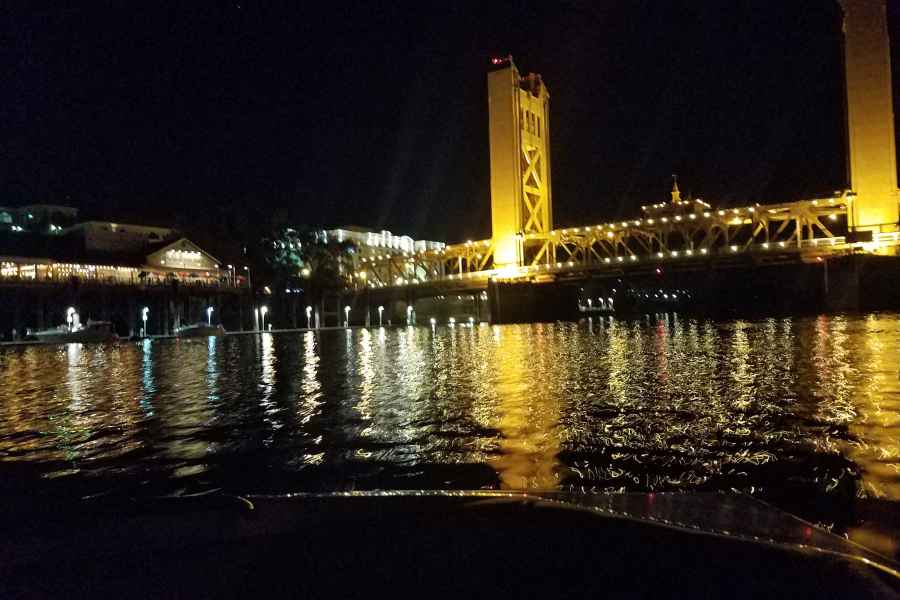 Sacramento: Abendliche Flusskreuzfahrt mit Anlegeoptionen. Foto: GetYourGuide