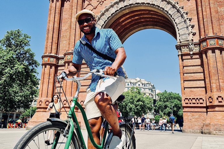 Explore Barcelona de bicicleta e tirando fotosExplore Barcelona de bicicleta e sessão de fotos