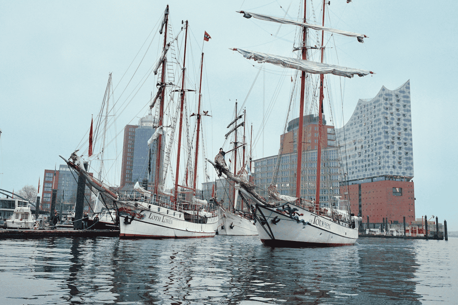 Hafengeburtstag in Hamburg: Fahrt mit dem Großsegler. Foto: GetYourGuide