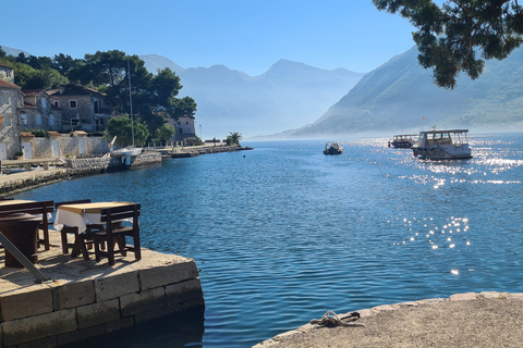 Blå havet och Svarta bergen - MontenegroMontenegro Blå