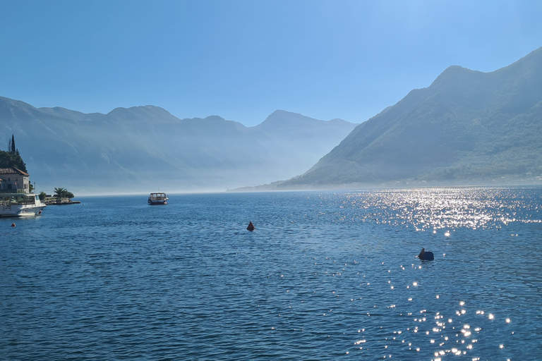 Mar Azul e Montanhas Negras - MontenegroAzul Montenegro